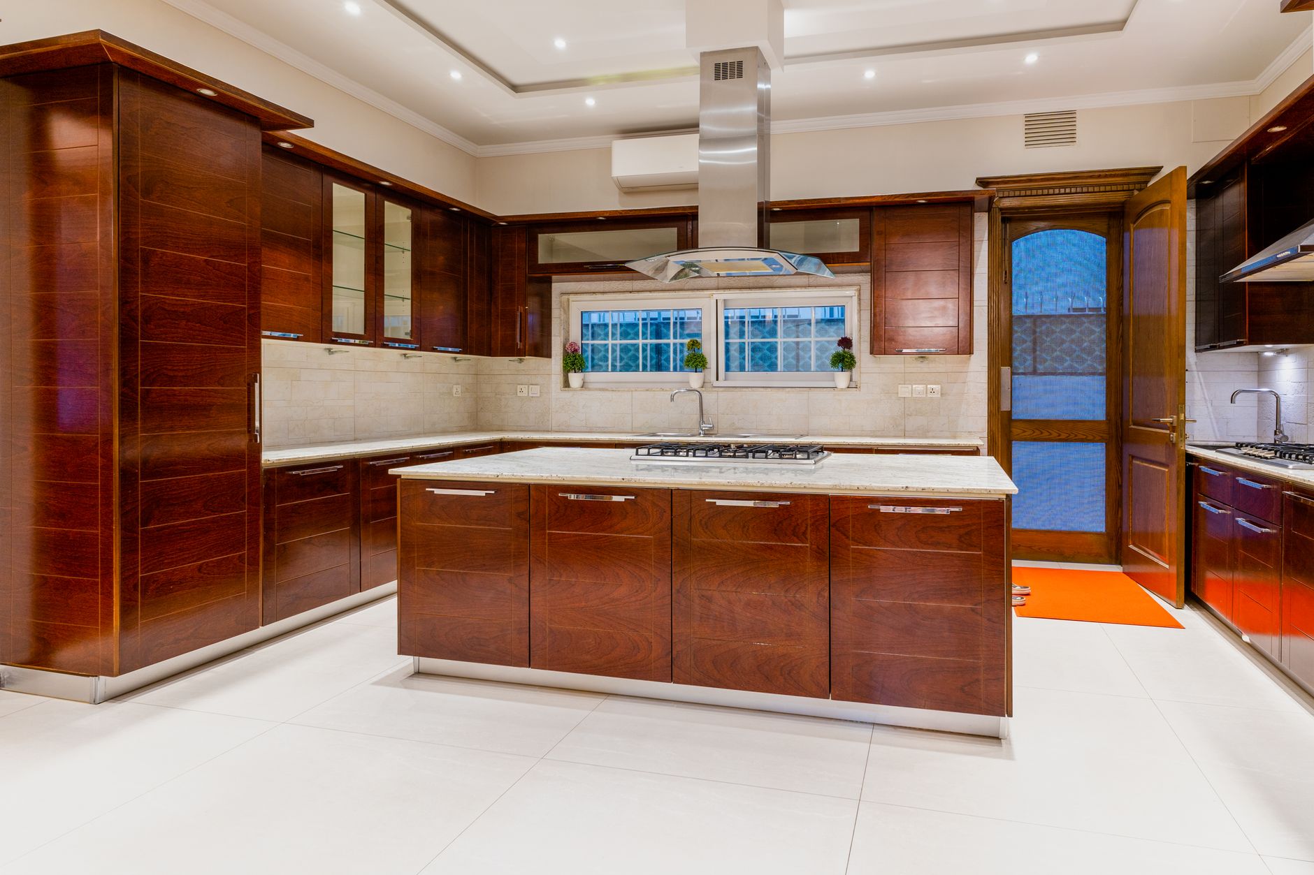 Kitchen & Interior